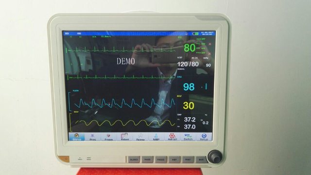 Équipement médical HM-2000E Moniteur patient multi-paramètres ECG portable de 15 pouces