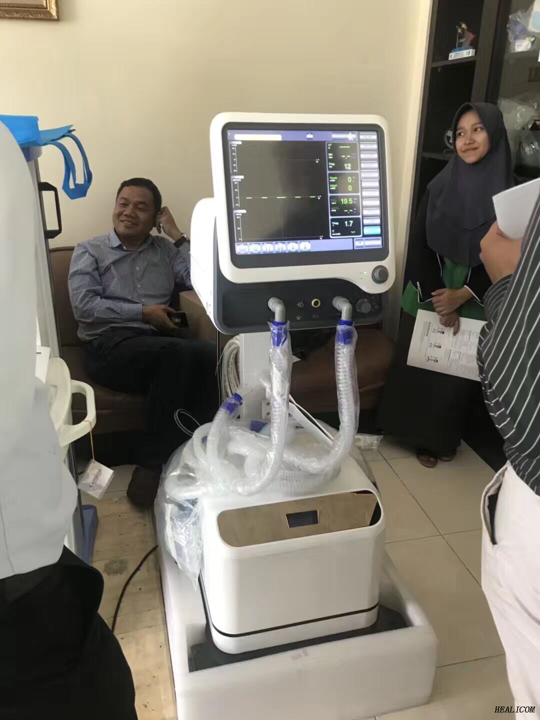 HS-1100 Équipement médical chirurgical de l'hôpital Machine de respiration de chariot mobile ICU Ventilator Machine pour l'utilisation humaine ou infantile